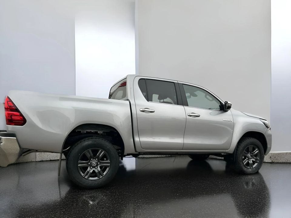 Toyota Hilux Double Cab COMFORT 4x4 (2)