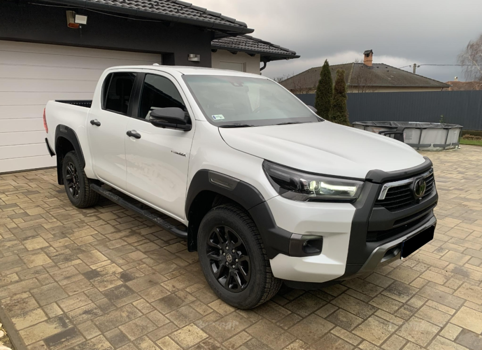 Toyota Hilux Double Cab 2.8D AT INVINCIBLE (1)
