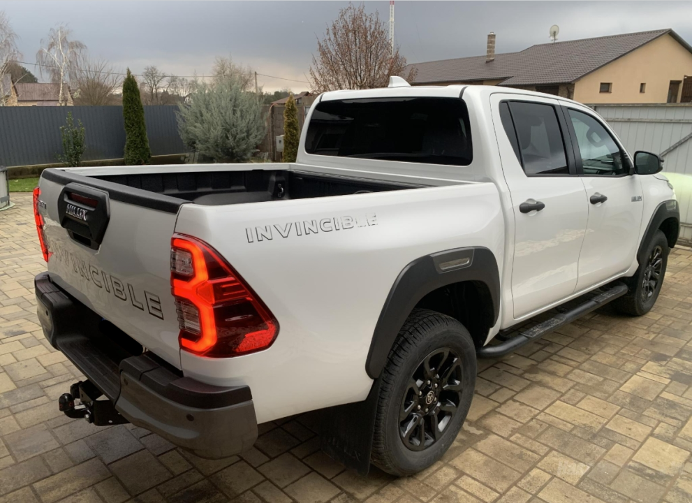 Toyota Hilux Double Cab 2.8D AT INVINCIBLE (3)