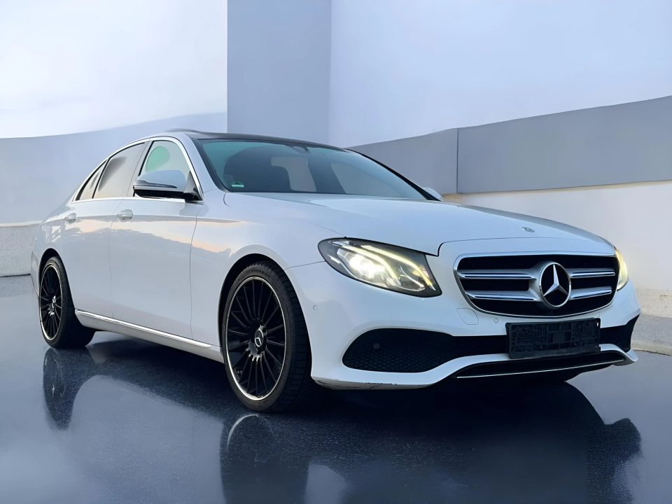 Mercedes-Benz E 220d 9G-Tronic AMG Line (1)