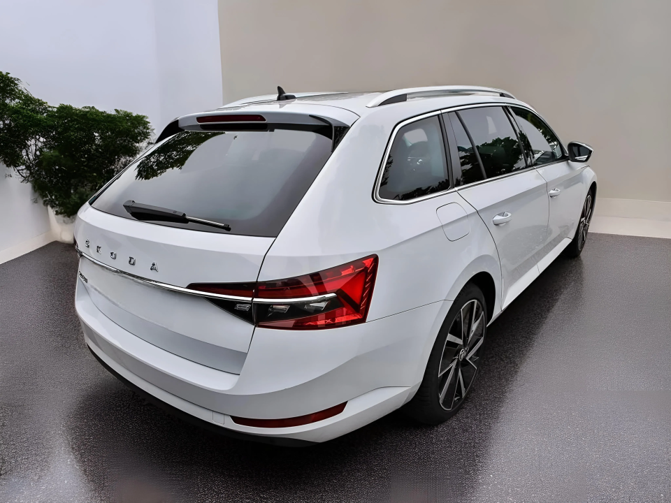 Skoda Superb Combi Style 2.0TDI DSG (2)