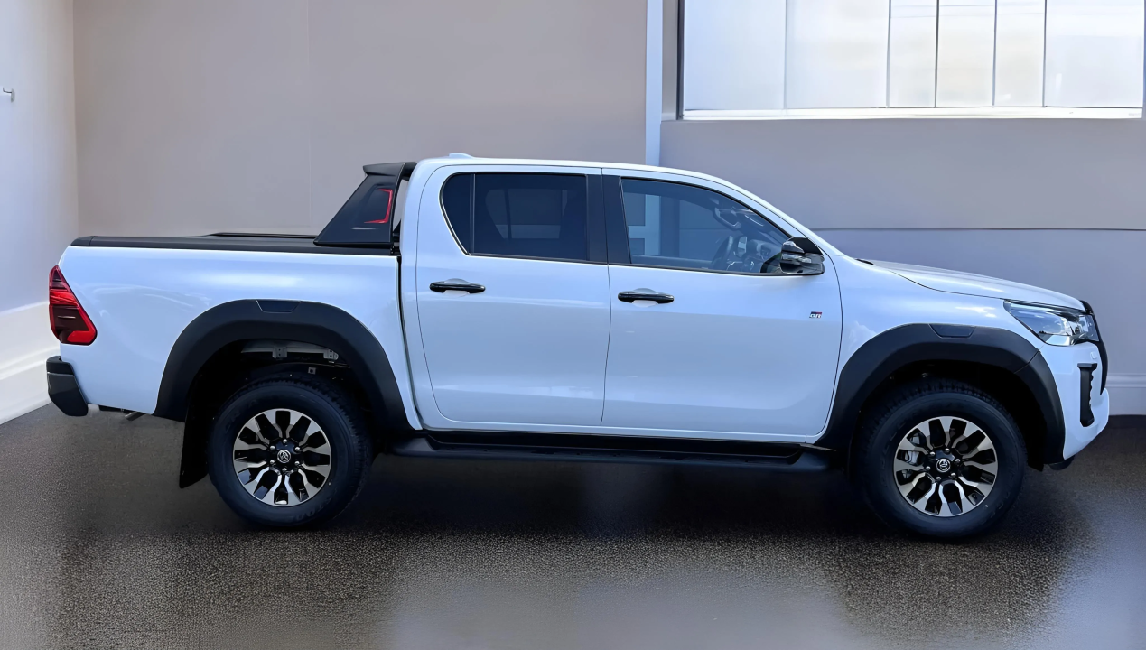 Toyota Hilux 2.8 D4-D GR Sport (2)