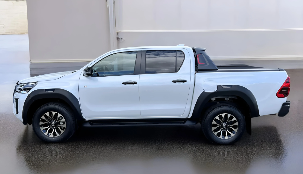 Toyota Hilux 2.8 D4-D GR Sport - foto 6