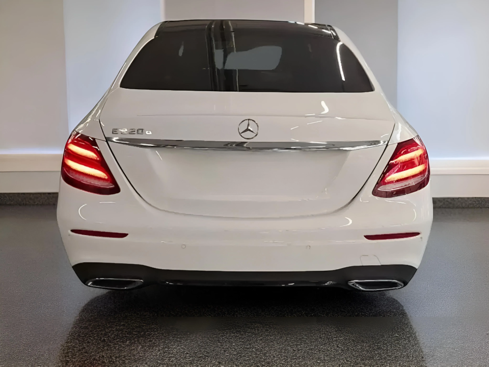 Mercedes-Benz E 220d AMG Line (4)