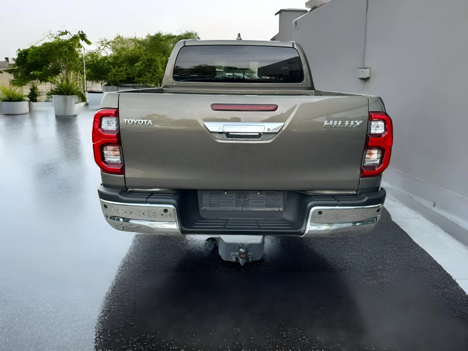 Toyota Hilux 2.8D-I-4D Executive (4)