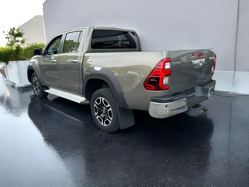 Toyota Hilux 2.8D-I-4D Executive (5)