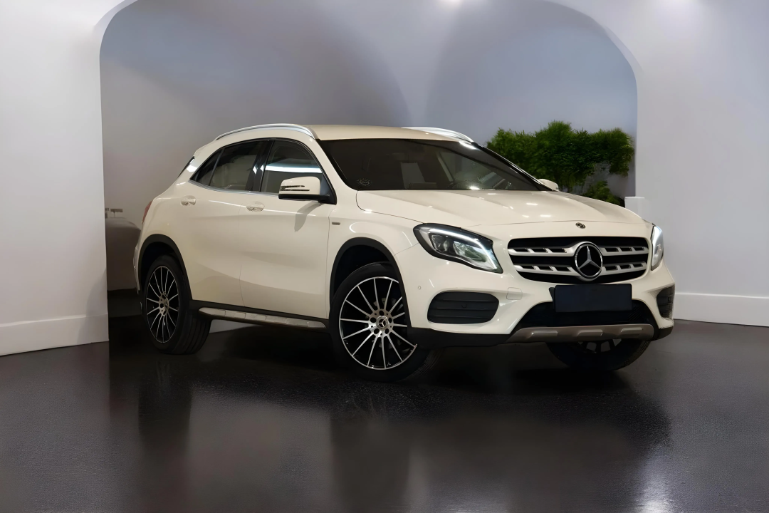 Mercedes-Benz GLA Mercedes-Benz CLA 180