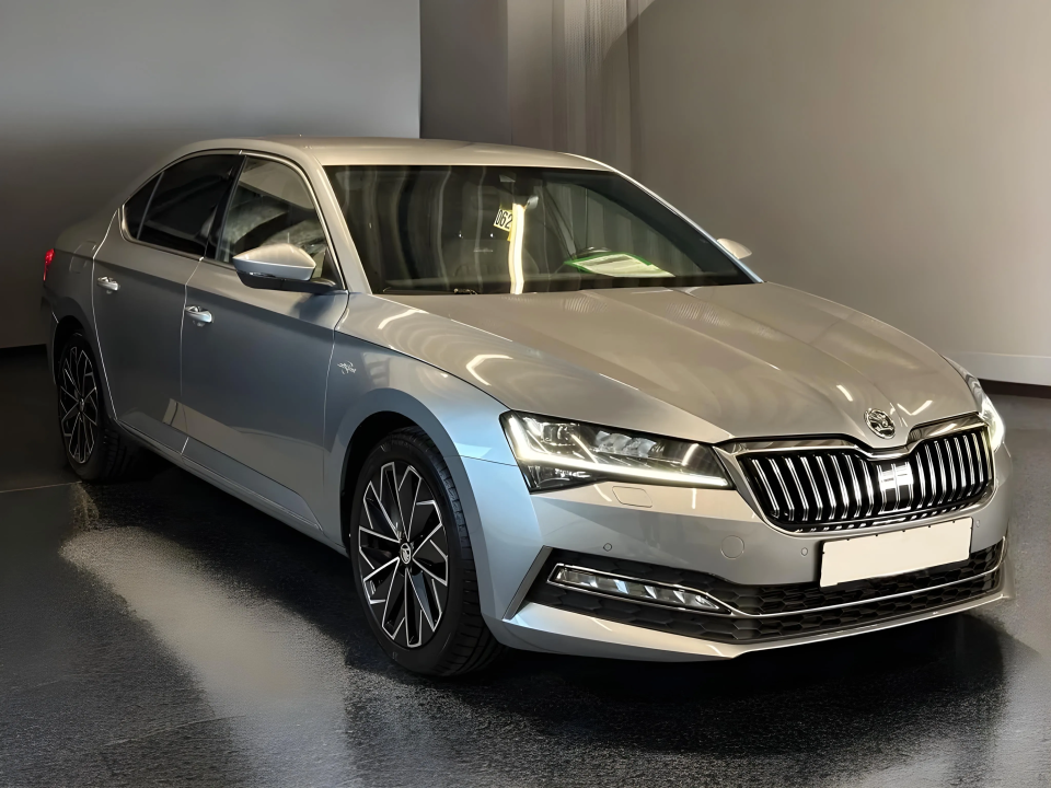 Skoda Superb 2.0TDI DSG Laurin&Klement (1)