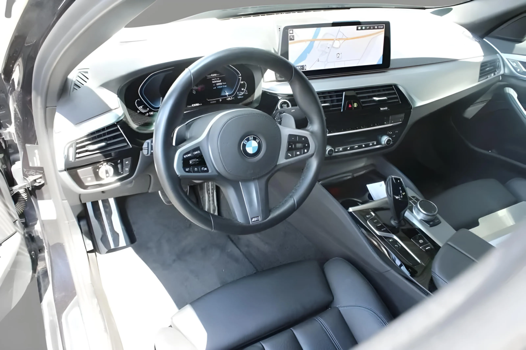 BMW Seria 5 545e xDrive M-Sport (5)