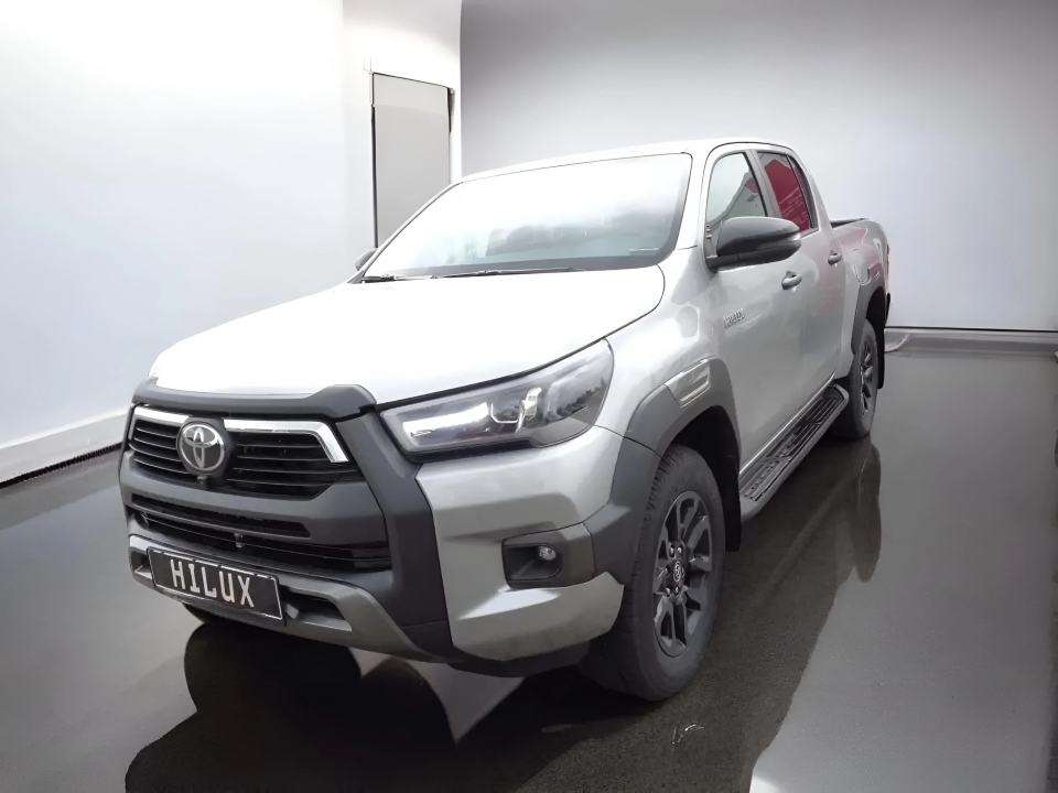 Toyota Hilux Double Cab 2.8D AT INVINCIBLE