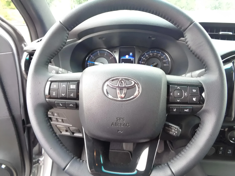 Toyota Hilux Double Cab 2.8D AT INVINCIBLE - foto 9