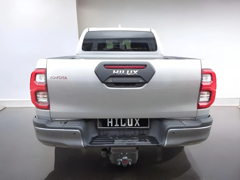 Toyota Hilux Double Cab 2.8D AT INVINCIBLE (3)