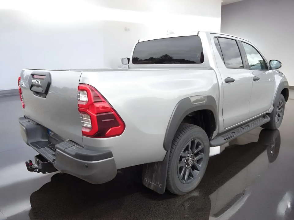 Toyota Hilux Double Cab 2.8D AT INVINCIBLE (2)