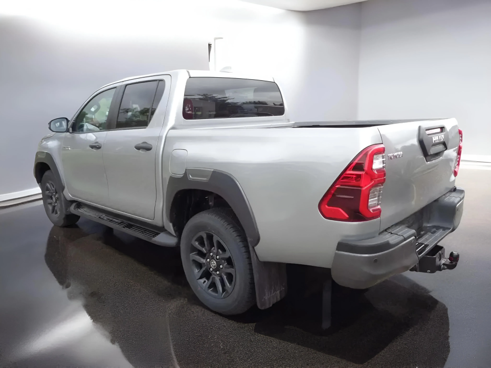 Toyota Hilux Double Cab 2.8D AT INVINCIBLE (4)