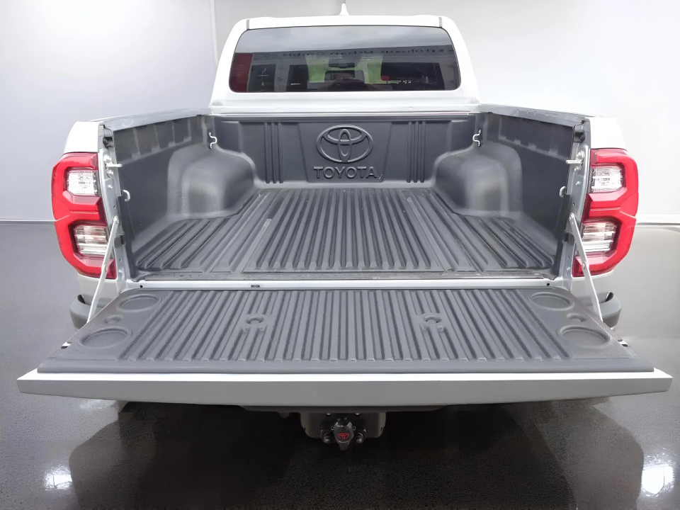 Toyota Hilux Double Cab 2.8D AT INVINCIBLE (5)