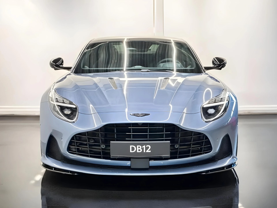 Aston Martin DB12 4.0 V8 (2)