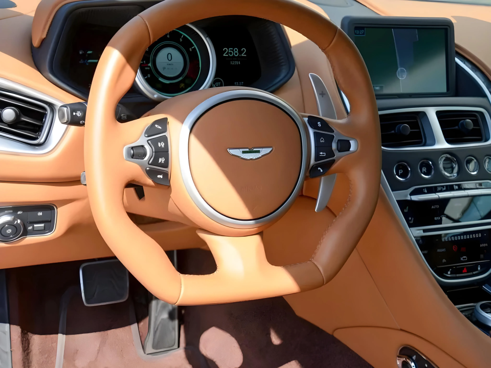 Aston Martin DB11 Volante 4.0 V8 - foto 10