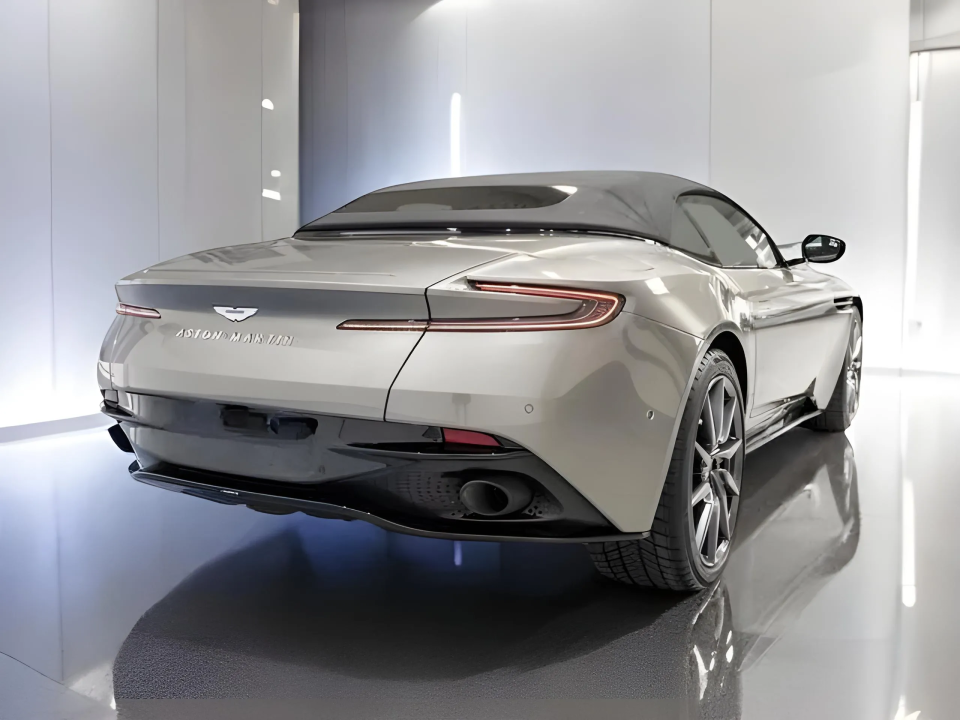 Aston Martin DB11 V8 Volante (3)