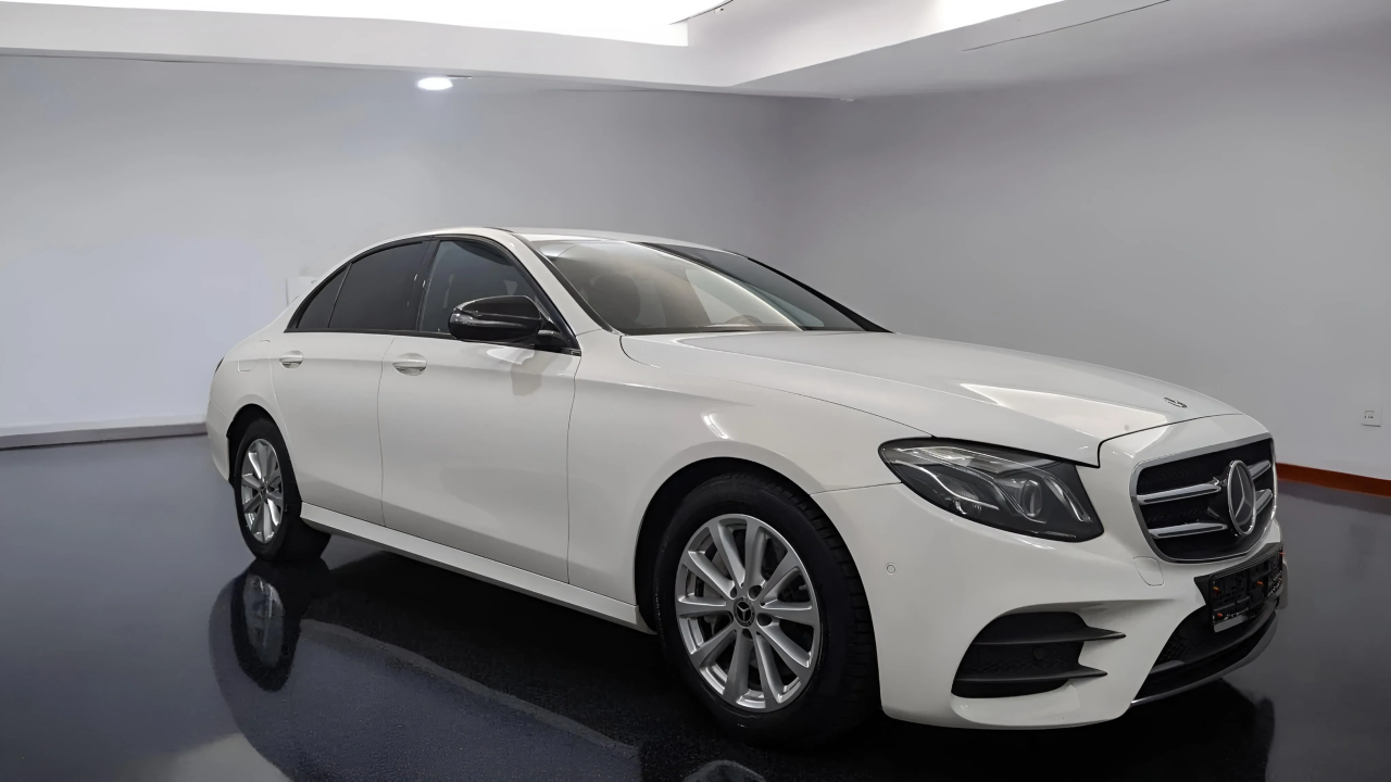 Mercedes-Benz E 220d 4MATIC AMG Line (1)