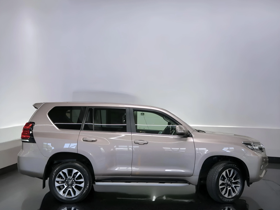 Toyota Land Cruiser 2.8 D-4D Executive (2)