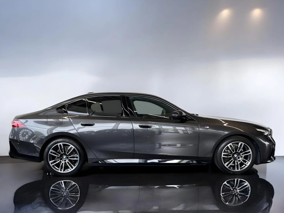 BMW Seria 5 520i M-Sport (2)