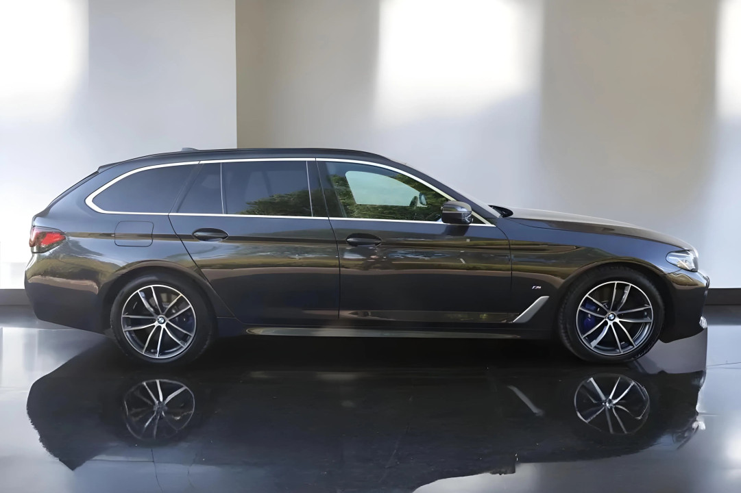 BMW Seria 5 540i xDrive Touring M-Sport (2)