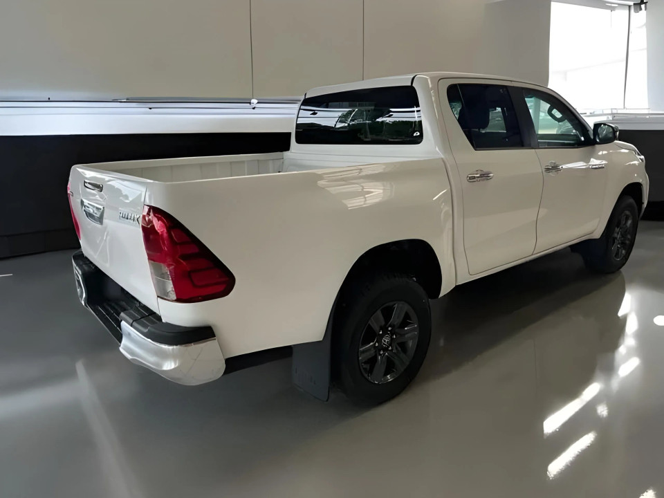 Toyota Hilux Double Cab 2.8D Executive (4)