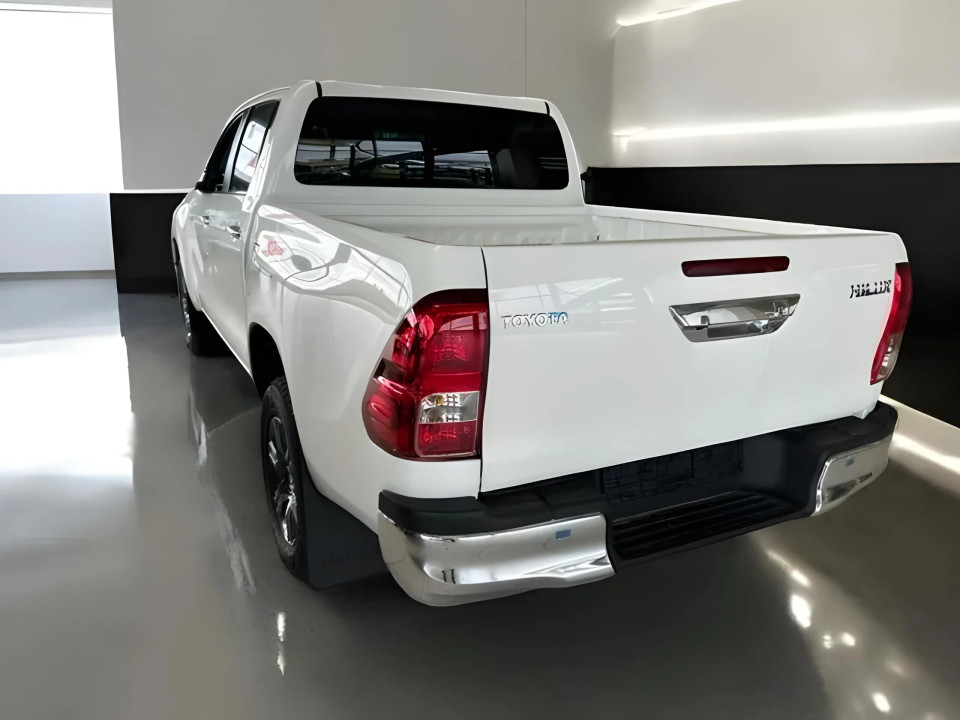 Toyota Hilux Double Cab 2.8D Executive (2)