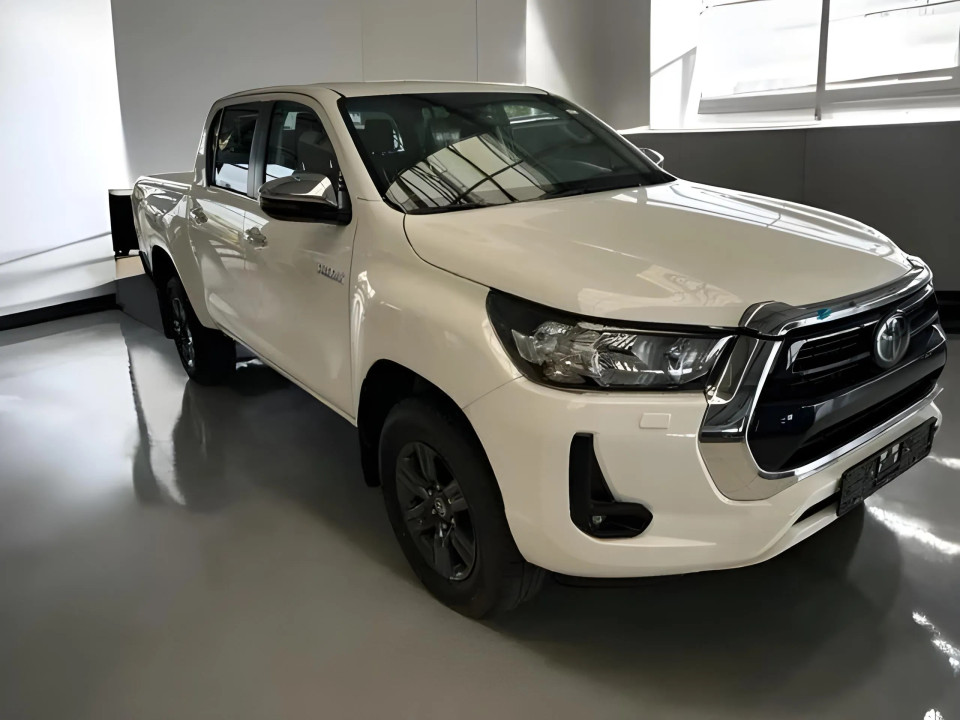 Toyota Hilux Double Cab 2.8D Executive (1)