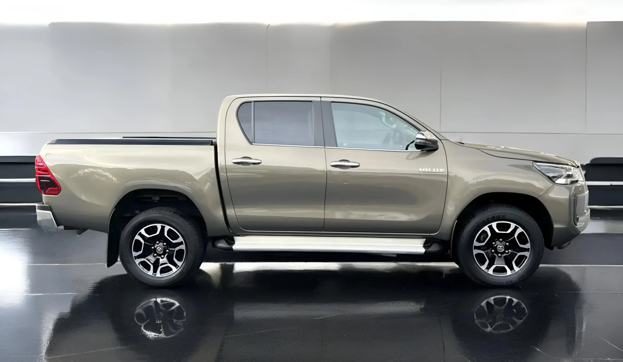 Toyota Hilux Double Cab 2.8D (2)