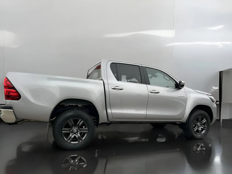 Toyota Hilux 2.4D 6MT Comfort (3)