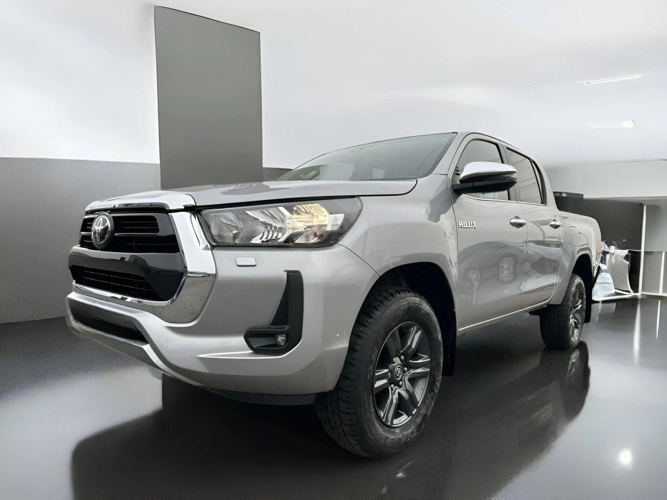 Toyota Hilux 2.4D 6MT Comfort (1)