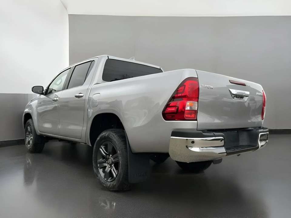 Toyota Hilux 2.4D 6MT Comfort (5)