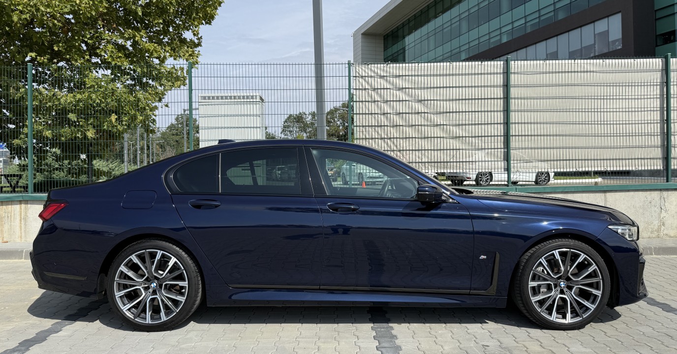BMW Seria 7 730d xDrive M-Sport (2)