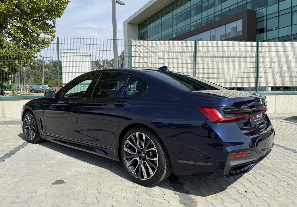 BMW Seria 7 730d xDrive M-Sport (5)