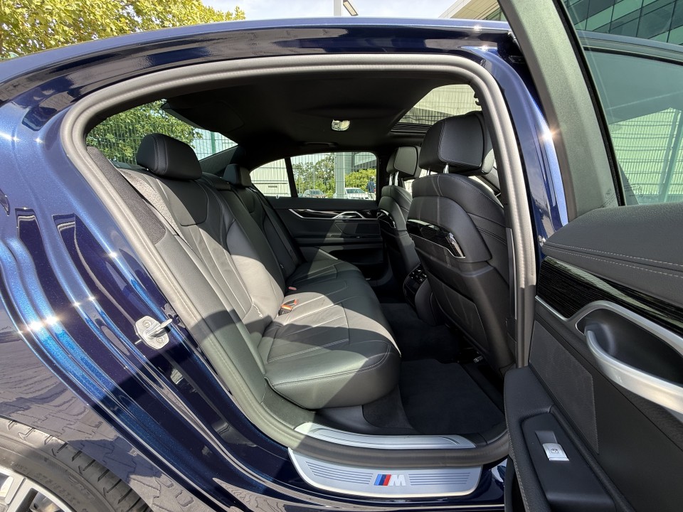 BMW Seria 7 730d xDrive M-Sport - foto 18
