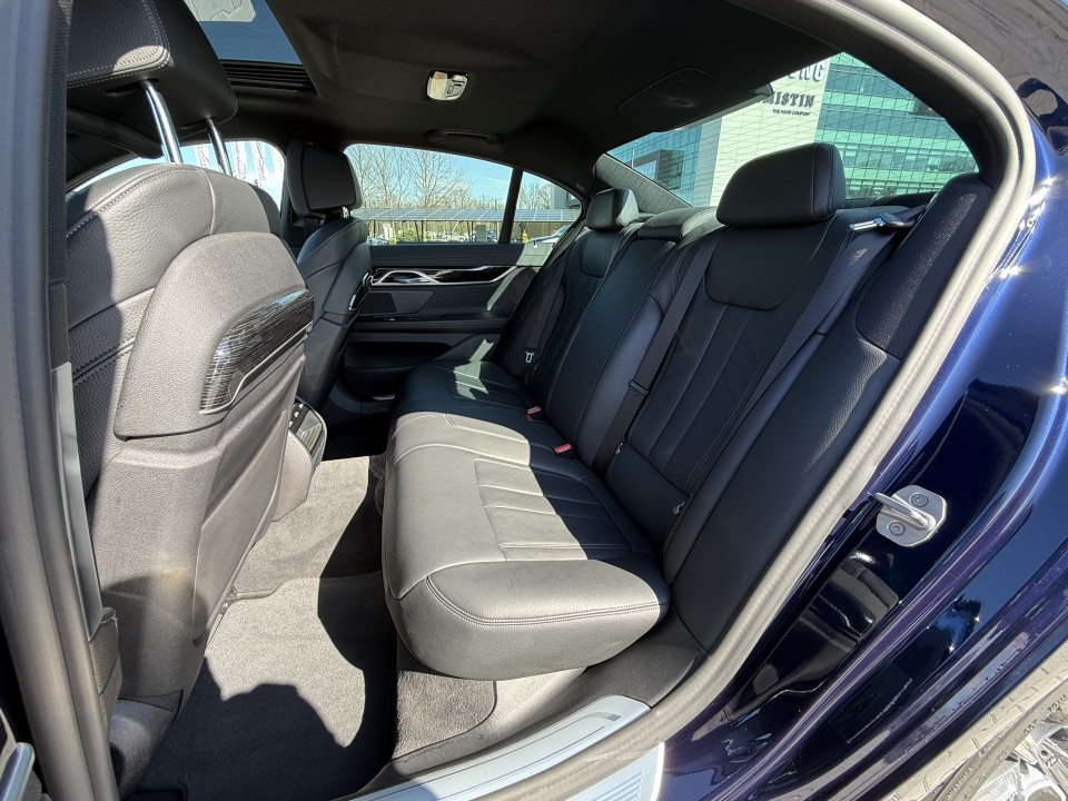 BMW Seria 7 730d xDrive M-Sport - foto 13