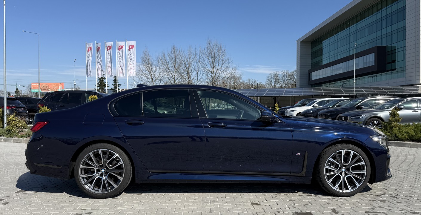 BMW Seria 7 730d xDrive M-Sport (2)