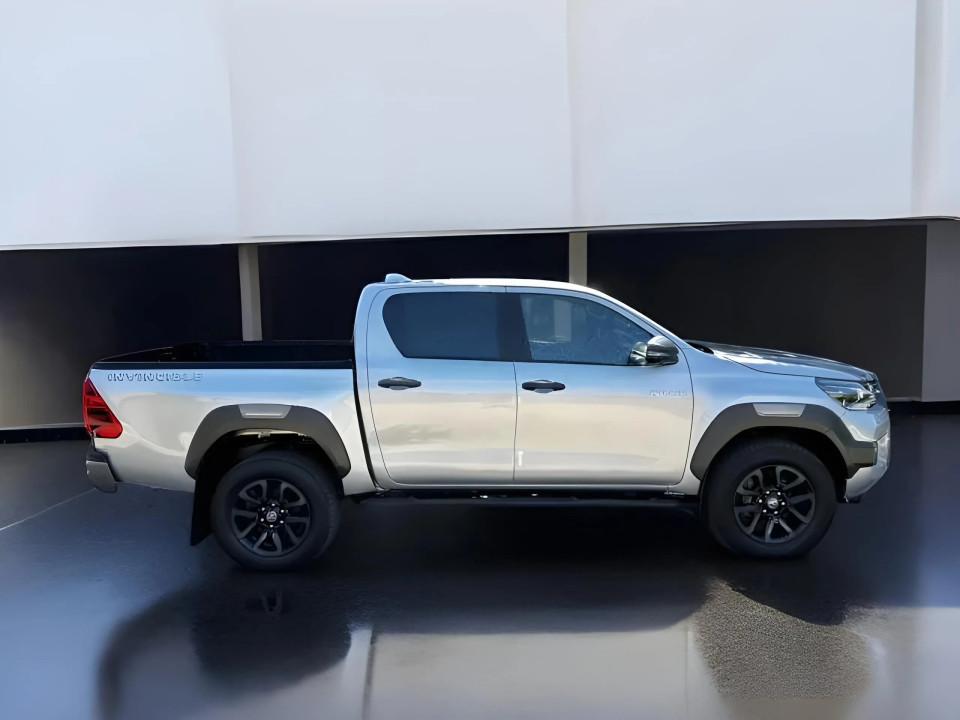 Toyota Hilux 2.8D Invincible (2)