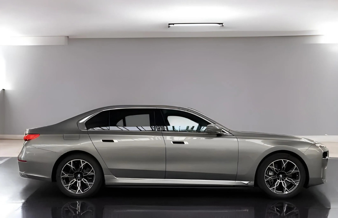 BMW Seria 7 750e xDrive (2)