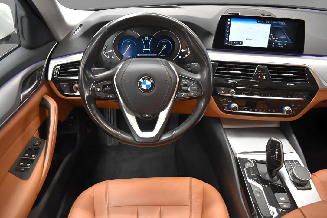 BMW Seria 5 530e - foto 8