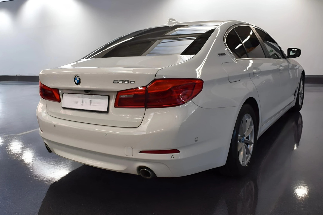 BMW Seria 5 530e (3)