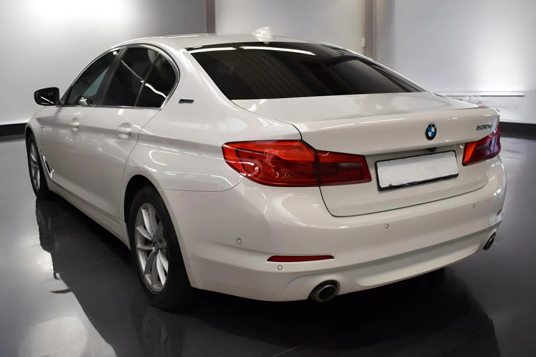 BMW Seria 5 530e (2)