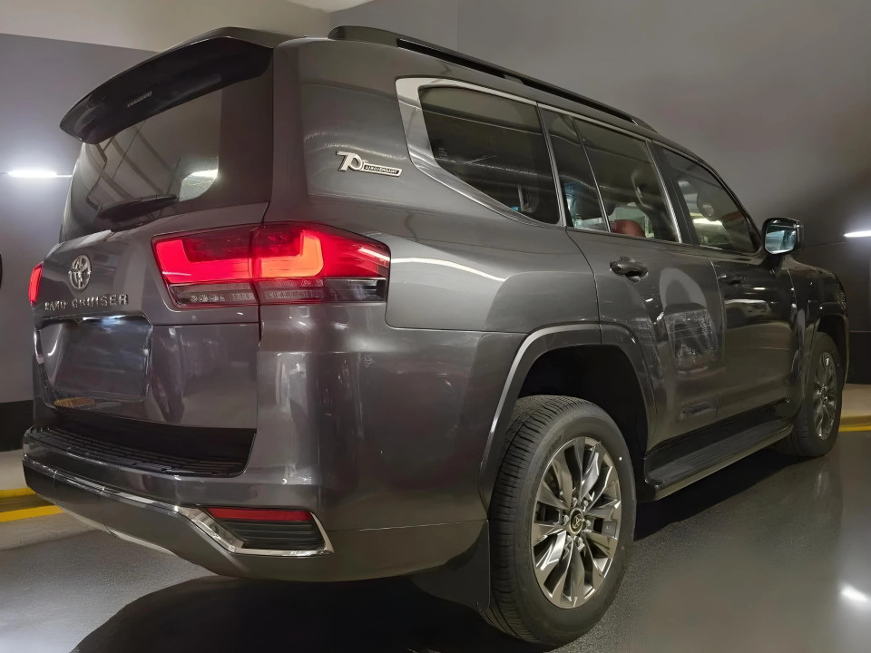 Toyota Land Cruiser LC300 Premium 3.3d 4WD (3)