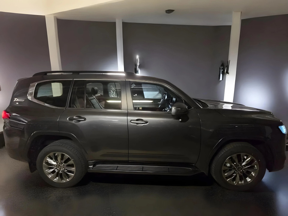 Toyota Land Cruiser LC300 Premium 3.3d 4WD (2)