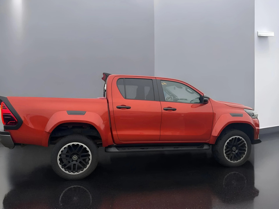 Toyota Hilux 2.8 Double Cab (2)