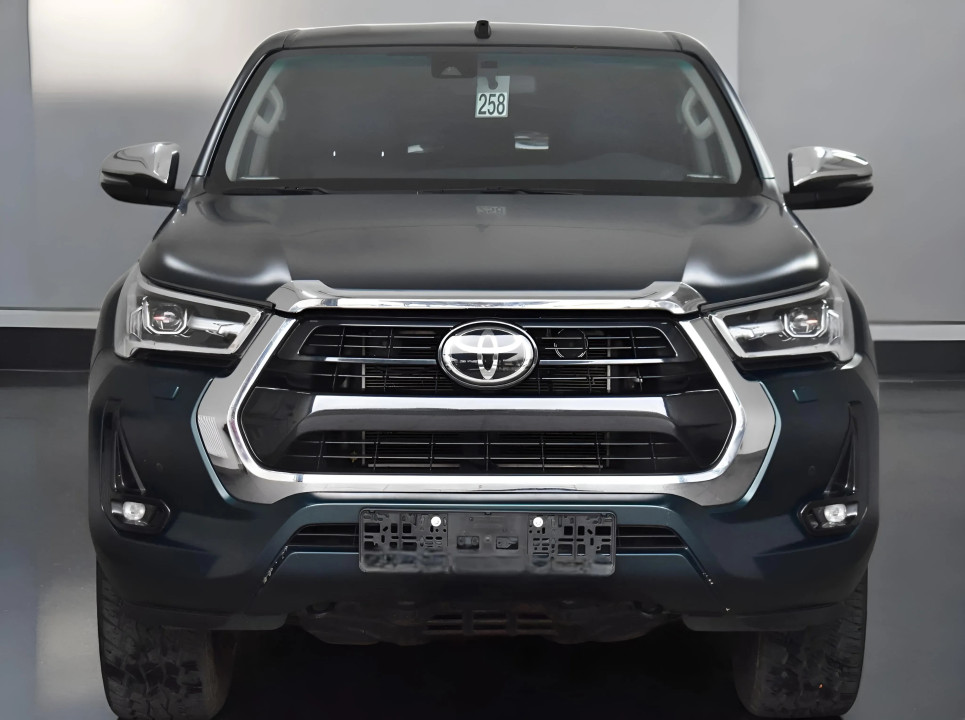 Toyota Hilux 2.8 D-4D Executive (3)