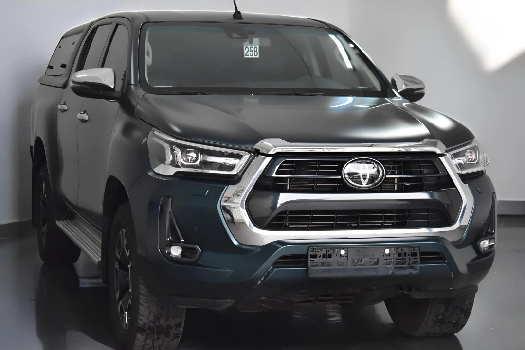 Toyota Hilux 2.8 D-4D Executive (4)