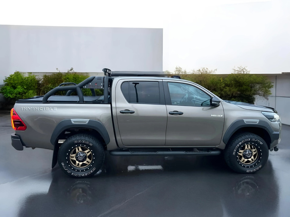 Toyota Hilux 2.8 D4-D Invincible (4)