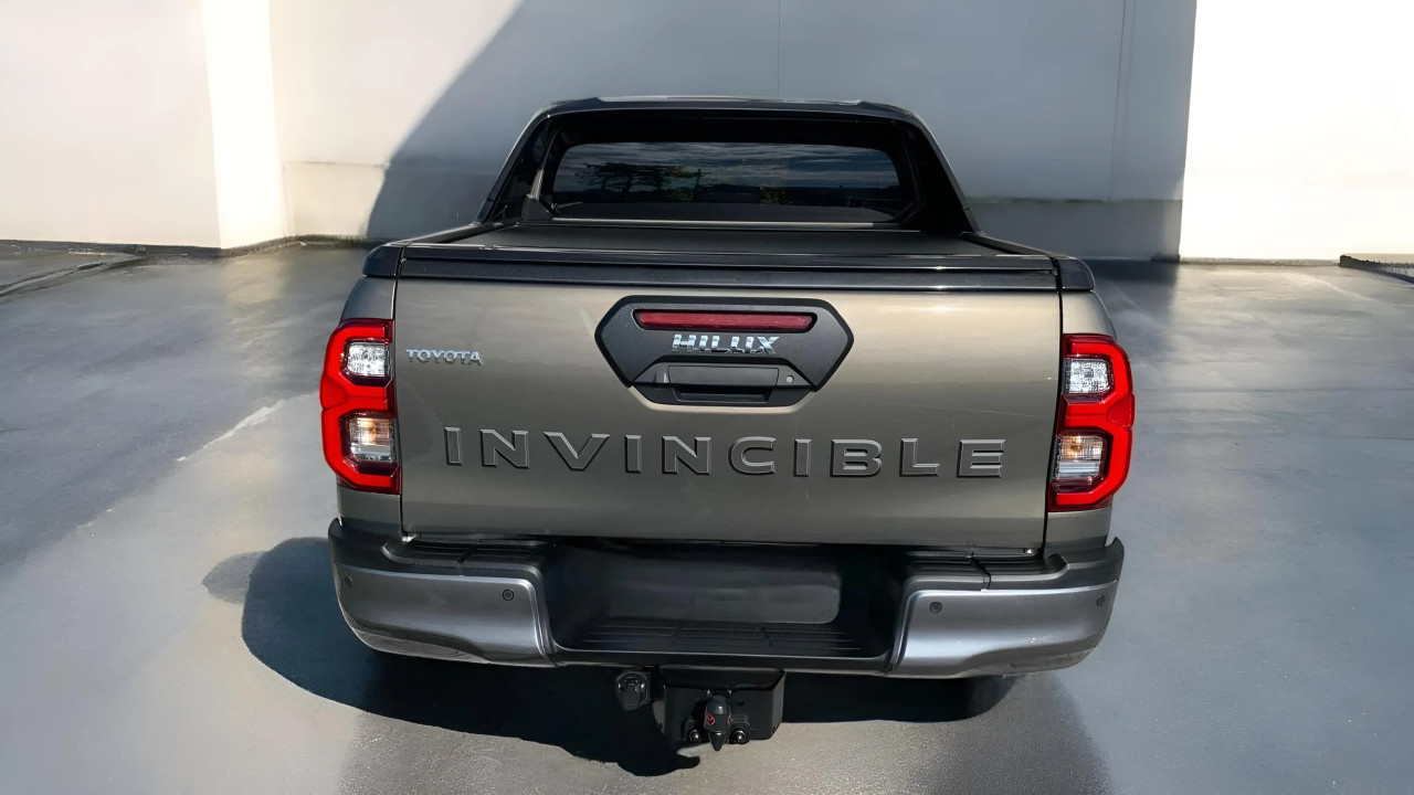 Toyota Hilux 2.8 D-4D 4X4 Invincible (5)